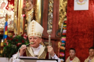 arcybiskup jędraszewski w modlnicy